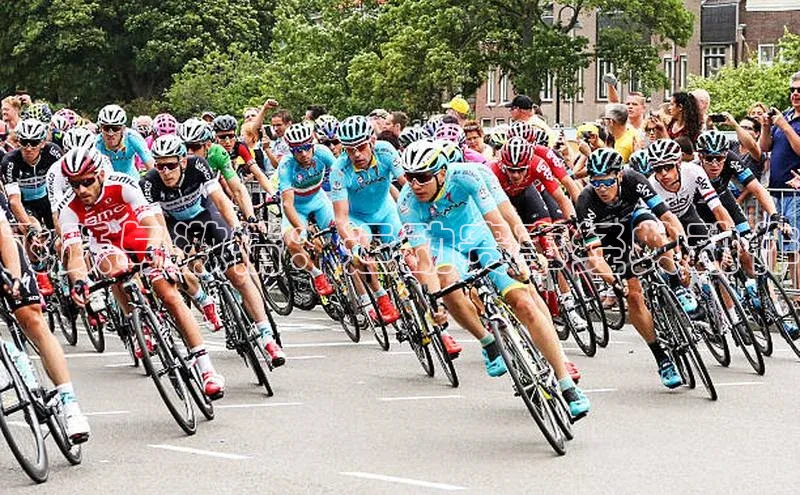 天富注册平台百度百聘飞跃与激情：运动赛事经典动作