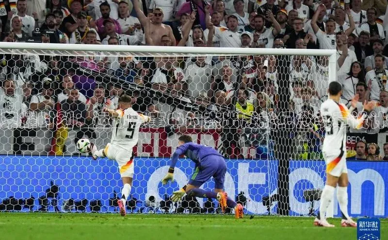 荣耀时刻：运动赛事中的杰出成就纪念奖章设计